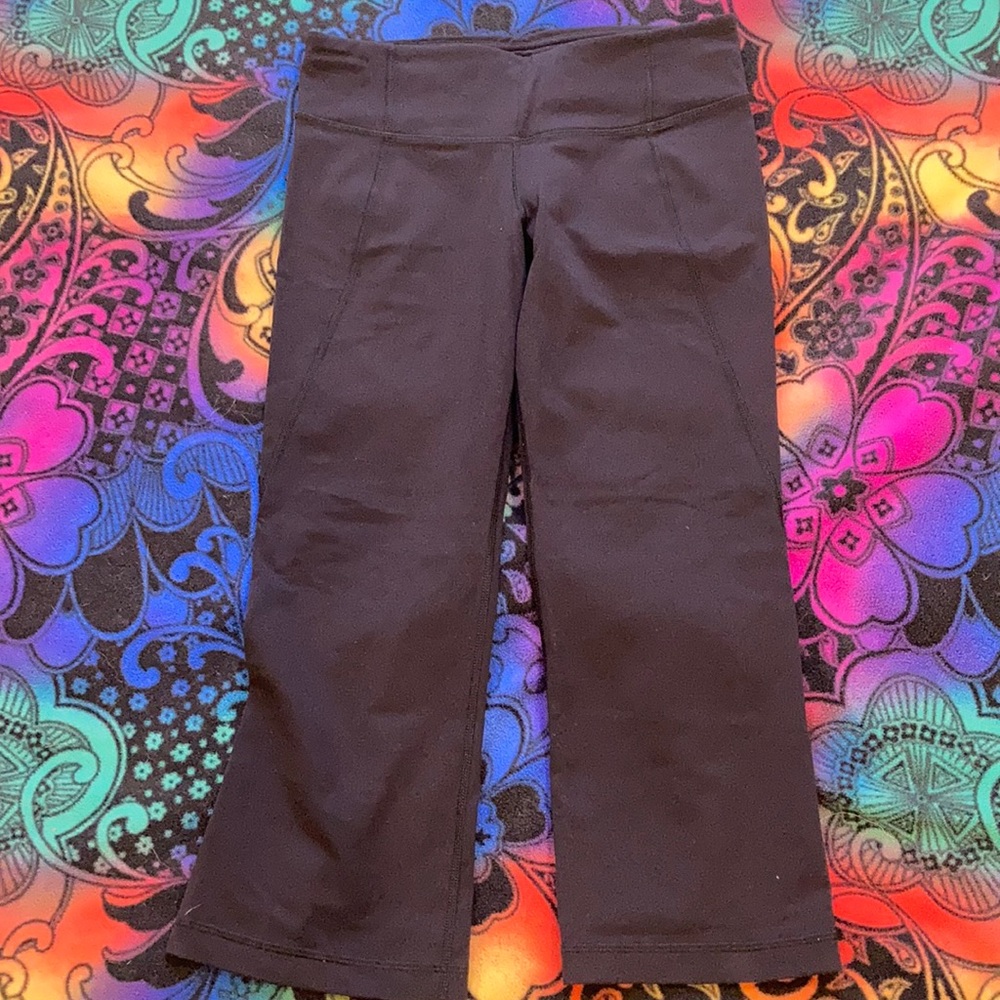 Lululemon black workout cropped pants Size 4